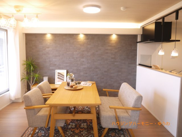 【居間・リビング】 | パーク・エステート上板橋 | ここにはみんなが集い、食事と楽しい会話が始まる。話に夢中になりすぎて、ついつい時を忘れ夜半過ぎになってしまう。