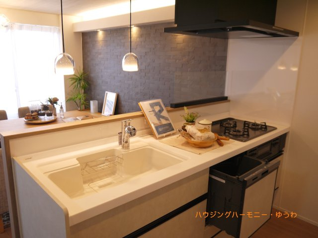 【キッチン】 | パーク・エステート上板橋 | 家族の顔も見れて安心、対面式・浄水器付き３口コンロのシステムキッチンを採用！