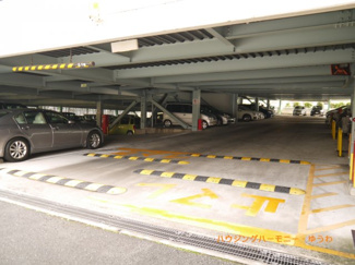 【その他共用部分】 | 敷地内に、大型駐車場を完備。