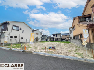 【外観パース】 | 城陽市久世里ノ西　3区画3号地　売土地　建築条件付き | 参考プランになりますので、お客様のお好みの外観を一緒に作らせていただきます。外壁には、メンテナンスが楽な光セラを採用しており、汚れがつきにくく、色あせもしにくいのでおススメです！