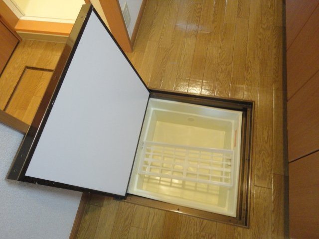 メゾン・弘西のキッチン|床下収納