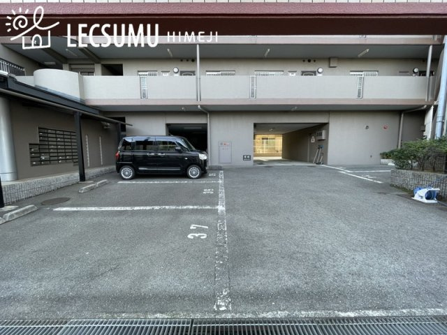 プレステージ姫路西飾磨の駐車場