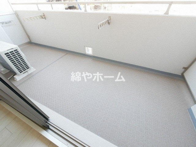 ロイヤルパークスなんばのバルコニー|外からの目が気にならないバルコニーで洗濯物が干せます