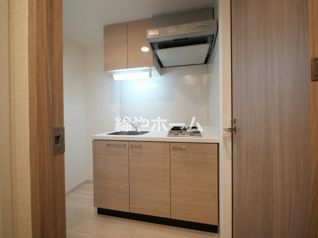 エスリード難波ステーションゲート　ノーステラスのキッチン|コンパクトなキッチンで掃除もラクラク