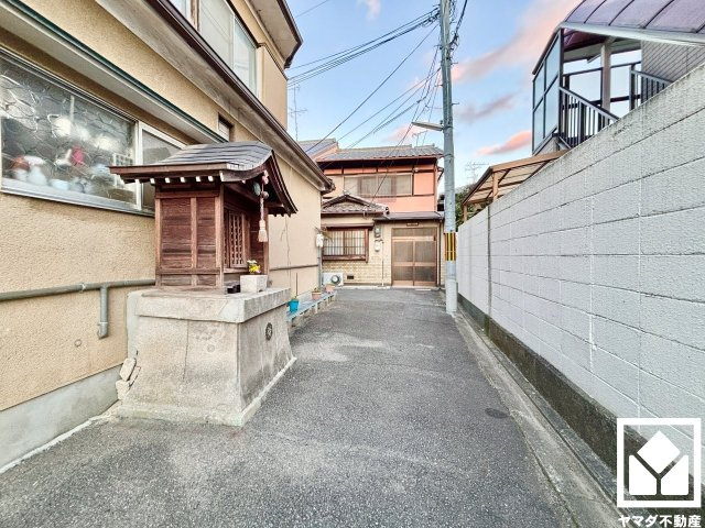 伏見区深草稲荷鳥居前町の前面道路含む現地写真