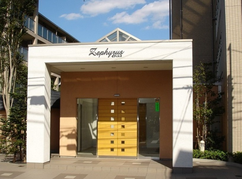 ゼフィルスA棟のエントランス