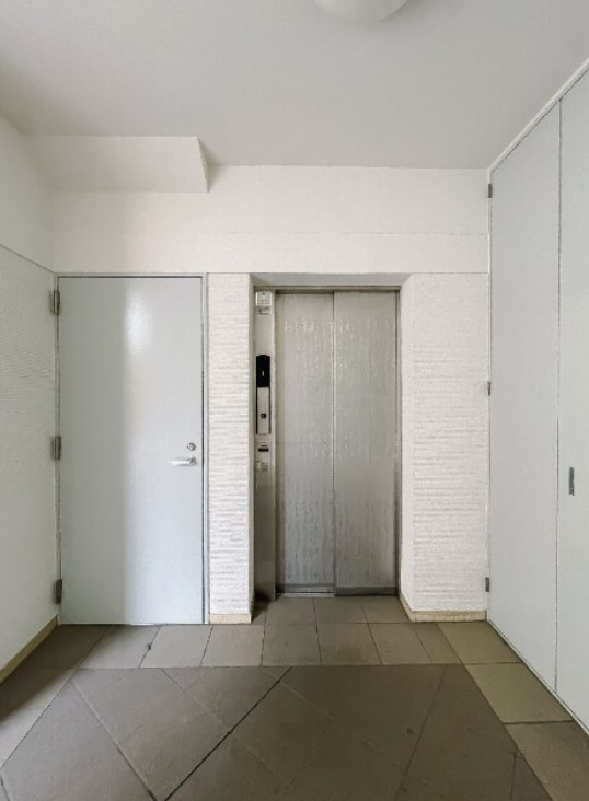 ゼフィルスA棟のロビー