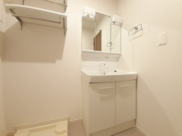 シャインビューⅢの洗面所|ゆったりとスペースのある洗面所