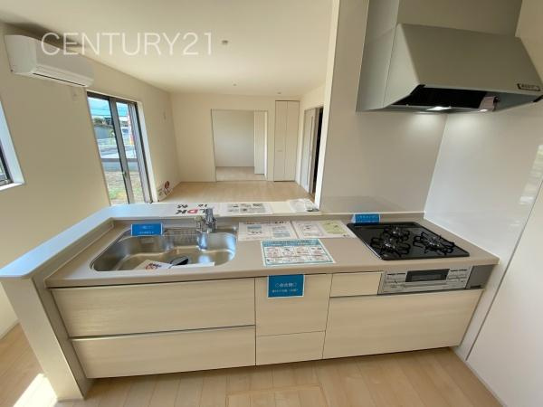 甘楽白倉 2号棟のキッチン|シンクも大きく洗い物もしやすい浄水器付。シャワーヘッドは引き出し可能、シンクの隅々まで洗い流せます。