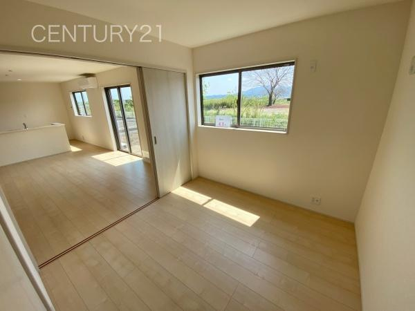 甘楽白倉 2号棟の洋室|１階洋室です、LDKと続き間で開放感があります。
引き戸で簡単に仕切れますので状況に合わせた使い方ができます。