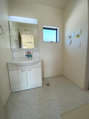 【独立洗面台】 | 甘楽白倉 2号棟 | 三面鏡付きの洗面台には鏡の裏に収納があり、すっきり片付けられます。
洗髪も可能な伸縮機能つきシャワーヘッドです。