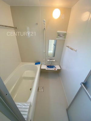 【浴室】 | 甘楽白倉 2号棟 | ゆったりと寛げる大型バスタブ。
足を伸ばしたまま入浴可能です。
浴室乾燥機付きで天候が悪い日でも洗濯をして衣類を乾燥させることができます。