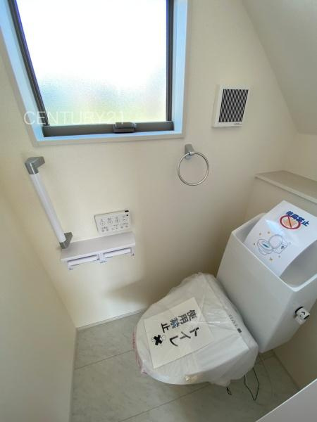 甘楽白倉 2号棟のトイレ|１階トレイです。
温水シャワー洗浄機能付きです。
手摺り付きです。