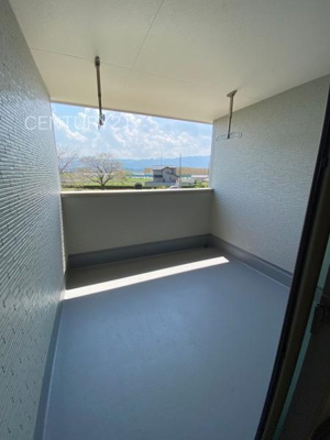 【バルコニー】 | 甘楽白倉 2号棟 | 天井付きバルコニーは急な雨にも安心。
干した洗濯物や布団が外壁に干渉しづらい、天井吊り下げ式の物干し金具付き。