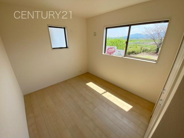 甘楽白倉 2号棟の洋室|２面採光の明るい洋室です。