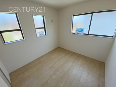 【洋室】 | 甘楽白倉 2号棟 | ２面採光の明るい洋室です。