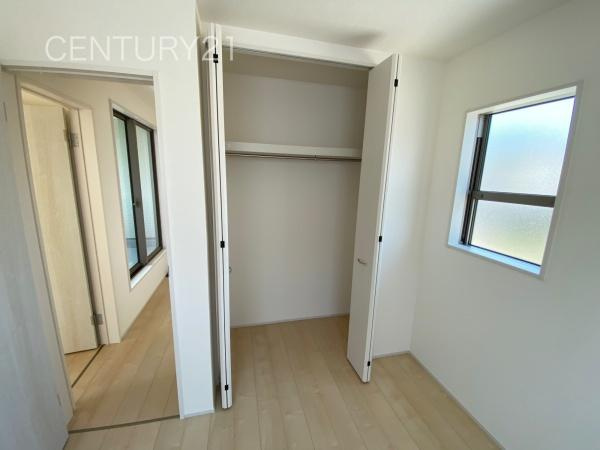 甘楽白倉 2号棟の収納|ハンガーパイプ付きクローゼットです。