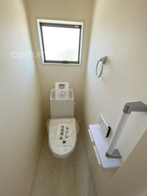 【トイレ】 | 甘楽白倉 2号棟 | ２階トイレです。
温水シャワー洗浄機能付き。
手摺り付きです。