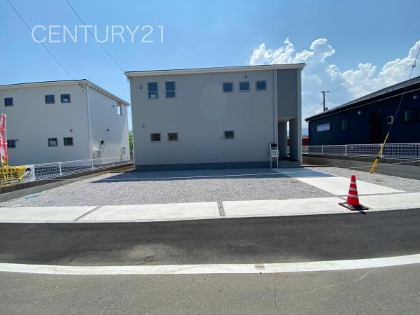 甘楽白倉 2号棟の前面道路含む現地写真|並列駐車可能な駐車場スペースです。