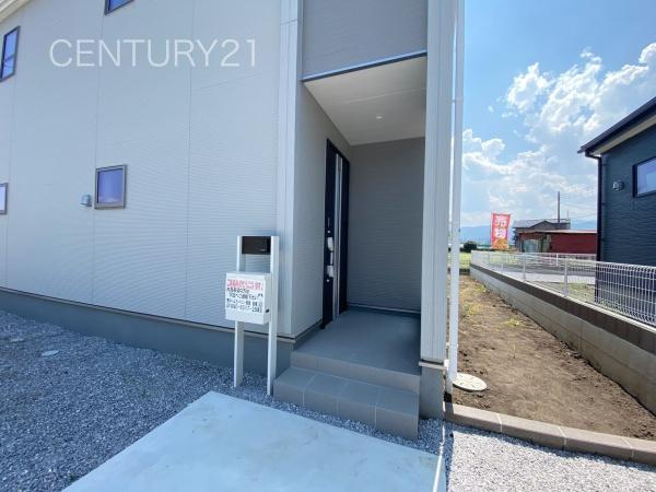 甘楽白倉 2号棟の玄関|スマートキー付きの玄関。
鍵を探すことなくドアの開閉が可能です。
郵便物を守る鍵付きポストです。
インターホンは録画機能付きで防犯面に優れます。