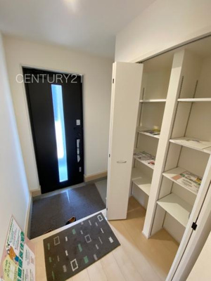 【玄関】 | 甘楽白倉 2号棟 | 高さ調整可能な棚付きで、沢山の収納が可能です。