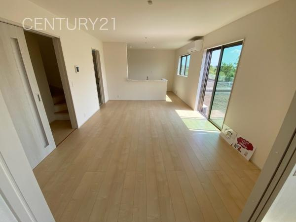 甘楽白倉 2号棟の居間・リビング|大きいソファーがおける広々リビング