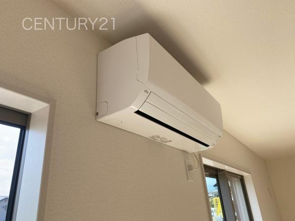 甘楽白倉 2号棟の居間・リビング|エアコン付きです。