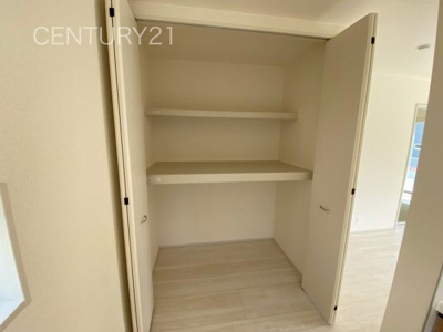 【キッチン】 | 第2前橋川曲 2号棟 | キッチン横に食材等の収納に便利な収納付き。