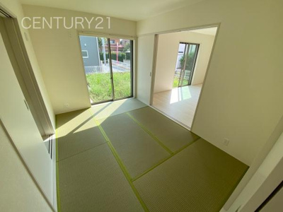 【和室】 | 第2前橋川曲 2号棟 | 落ち着く和室です。LDKと続き間で開放感があります。
引き戸で簡単に仕切れますので状況に合わせた使い方ができます。