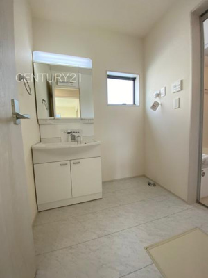 【独立洗面台】 | 第2前橋川曲 2号棟 | 三面鏡付きの洗面台には鏡の裏に収納があり、すっきり片付けられます。
洗髪も可能な伸縮機能つきシャワーヘッドです。