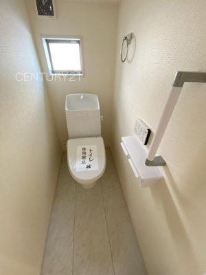 【トイレ】 | 第2前橋川曲 2号棟 | １階トレイです。
温水シャワー洗浄機能付きです。
手摺り付きです。