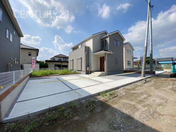 第2前橋川曲 2号棟の前面道路含む現地写真|並列駐車可能な駐車場スペースです。