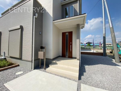 【玄関】 | 第2前橋川曲 2号棟 | スマートキー付きの玄関。
鍵を探すことなくドアの開閉が可能です。
郵便物を守る鍵付きポストです。
インターホンは録画機能付きで防犯面に優れます。