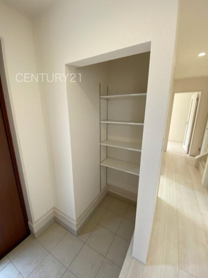 【玄関】 | 第2前橋川曲 2号棟 | 玄関横に土間収納付き。
沢山の収納が可能です。