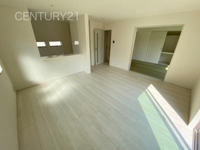 【居間・リビング】 | 第2前橋川曲 2号棟 | 大きいソファーがおける広々リビング