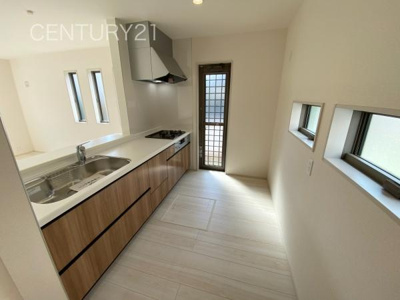 【キッチン】 | 第2前橋川曲 2号棟 | シンクも大きく洗い物もしやすい浄水器付。シャワーヘッドは引き出し可能、シンクの隅々まで洗い流せます。