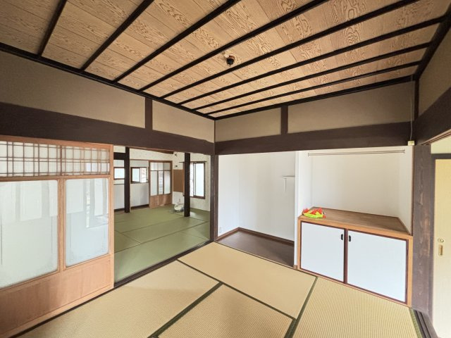 中古戸建　　　　　北広島町吉木の和室|木造平家建の伝統的な造り。4.5帖和室からも見える奥のDKと繋がる、生活動線に優れた間取りです。