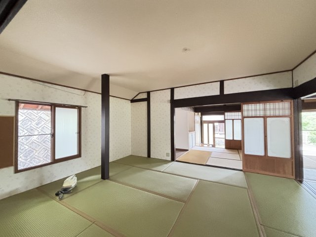 中古戸建　　　　　北広島町吉木の和室|平家建ならではのゆったりとした和室空間。隣の部屋と繋がる造りで、ご家族の団らんや大勢での利用にも対応します。