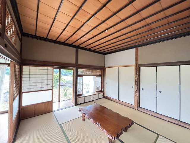 中古戸建　　　　　北広島町吉木の和室|外の光を優しく取り込む広縁と障子戸が魅力の和室。床の間もあり、格調高い空間です