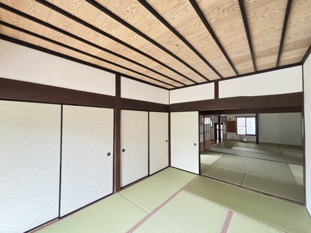 中古戸建　　　　　北広島町吉木の和室|広々とした和室は、竿縁天井と大容量の押入れ付き。襖の柄が趣を添えます。