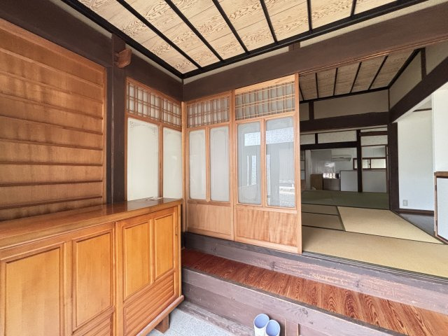 中古戸建　　　　　北広島町吉木の玄関|木組みの式台と建具が印象的。古民家風の趣を大切にした、風格ある玄関口です 。