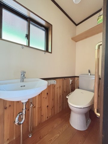 中古戸建　　　　　北広島町吉木のトイレ|木のぬくもりを感じるデザイン性の高い空間。落ち着いた内装で、リラックスできるトイレです。