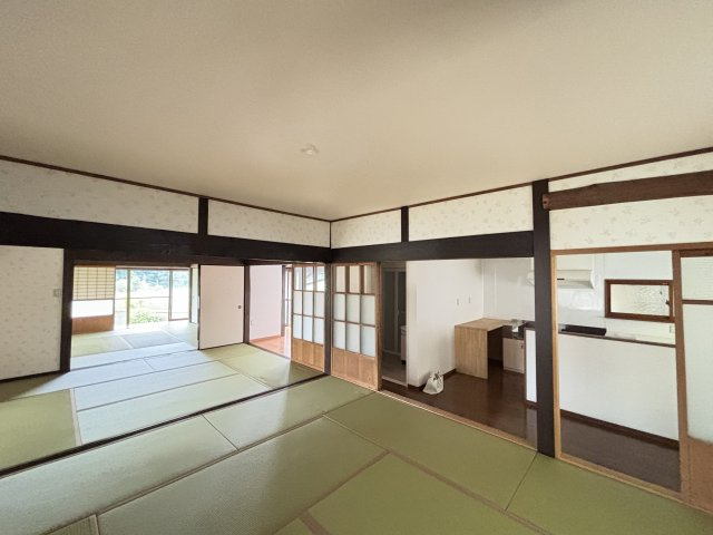 中古戸建　　　　　北広島町吉木の和室|畳や建具の状態が良く、2017年改装の丁寧さがうかがえる和室。広大な敷地でゆとりある生活を。