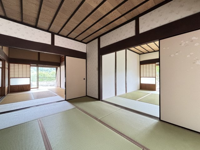 中古戸建　　　　　北広島町吉木の和室|竿縁天井が美しい広々とした和室。隣室と繋げて使え、平家建ならではのゆったりとした空間です。
