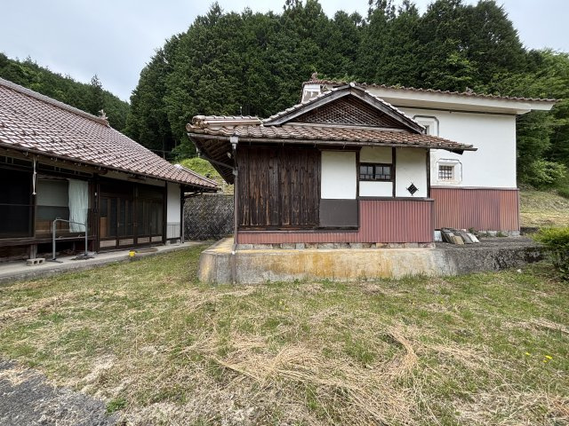 中古戸建　　　　　北広島町吉木のその他|趣ある木造平家建の外観。約250坪の敷地には納屋と土蔵も付属し、広大な自然と共に生活できます。