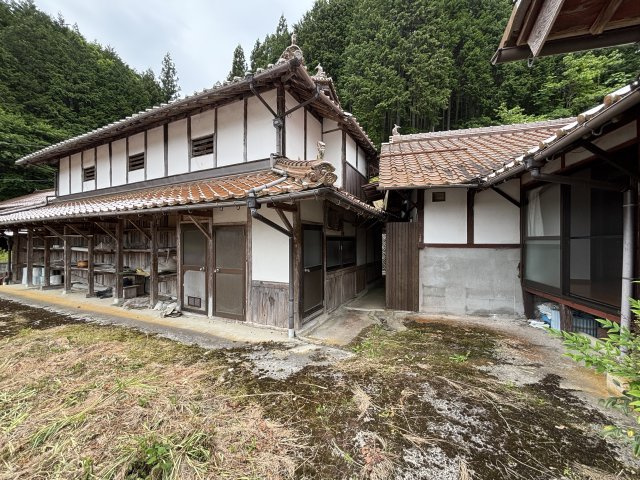 中古戸建　　　　　北広島町吉木のその他|納屋・物置の付属建物が充実 。
約250坪の敷地を活かし、夢の田舎暮らしをサポートします 。