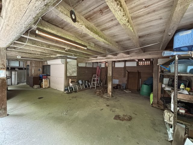 中古戸建　　　　　北広島町吉木の設備|母屋とは別に納屋が付属。農機具や資材の収納、趣味の作業場として活用できます 。