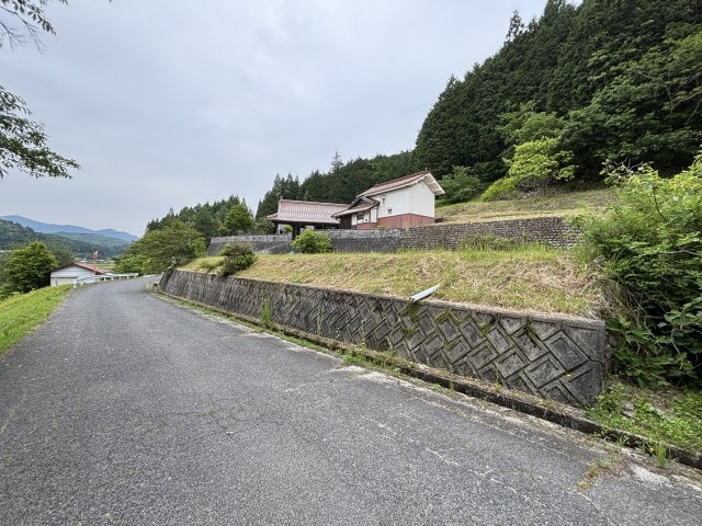 中古戸建　　　　　北広島町吉木の前面道路含む現地写真