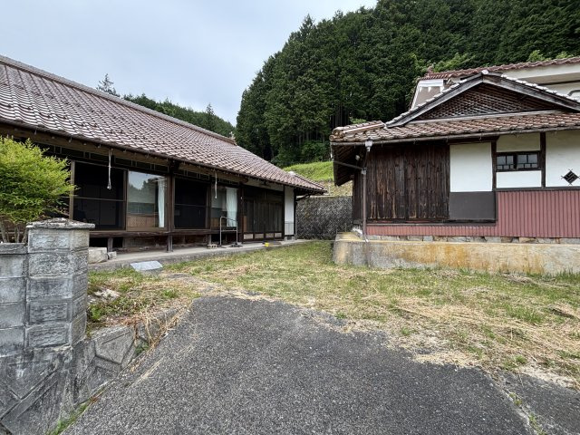 中古戸建　　　　　北広島町吉木の外観|2017年に改装済みの母屋と、大きな付属建物（納屋・物置）. 広い庭と豊かな自然に囲まれた環境で、スローライフを始めませんか。



