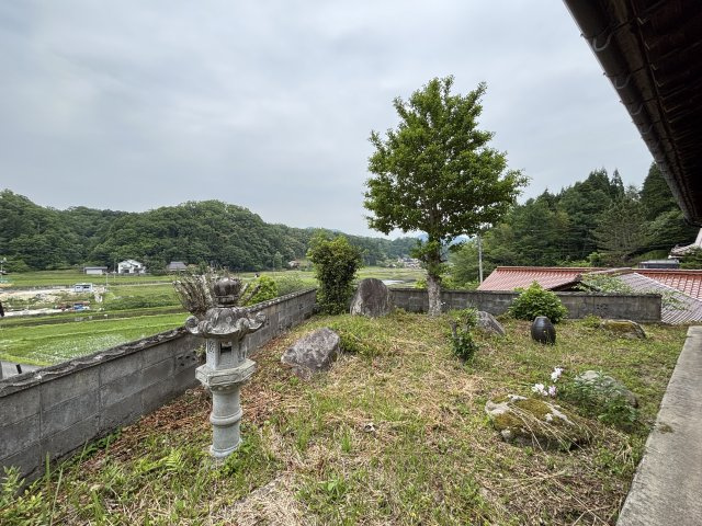 中古戸建　　　　　北広島町吉木の庭|庭からは山里の美しい田園風景を一望。石灯籠が趣を添える庭と畑で、自然と共に暮らす贅沢な時間 。